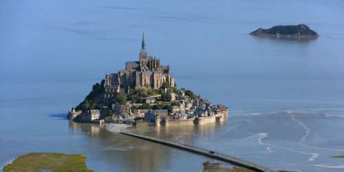 Aux origines de l’abbaye du Mont-Saint-Michel, entre histoire et légendes