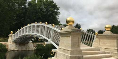 Un pont aux boules d’or, des jardins et des plantes