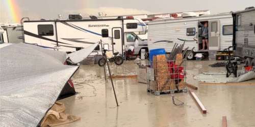 Un mort au festival Burning Man, interrompu en raison de fortes pluies, des milliers de participants toujours bloqués sur place