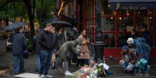 Mort de Matthew Perry : des fans de « Friends » rendent hommage à l’acteur à New York