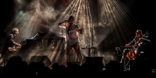 Eric Cantona chante au Théâtre de l’Atelier, une nouvelle envie artistique bien menée