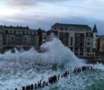 Un drone filme des vagues-submersion aux abords de Saint-Malo (Bretagne)