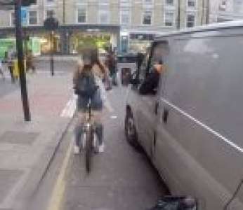 Une cycliste se venge après avoir été harcelée par le conducteur d'une fourgonnette