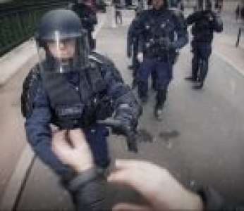 Un journaliste malmené par des CRS pendant la manifestation Justice pour Théo (Paris)