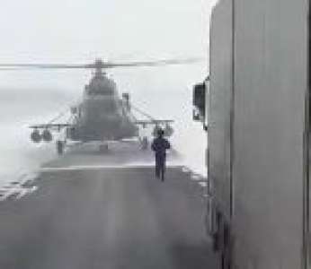 Pendant ce temps-là au Kazakhstan, un pilote d'hélicoptère se pose pour demander son chemin