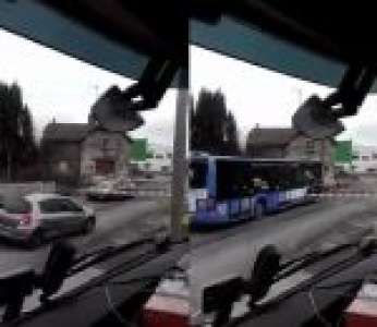 Des voitures et un bus franchissent un passage à niveau fermé (Oise)