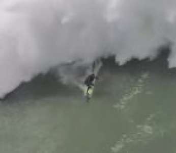 La chute du surfeur Pedro « Scooby » Vianna et son sauvetage en jet-ski qui tourne mal (Portugal)