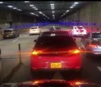 Le conducteur d'une Mercedes se crashe pendant une course illégale dans un tunnel (Colombie)