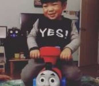 Un enfant fait un Face Swap avec le train Thomas