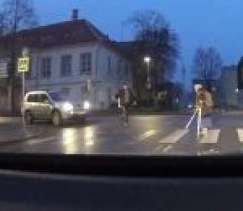 Un bon samaritain quitte sa voiture pour aider une mamie à traverser une route (Estonie)