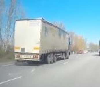 Un terrible accident évité de justesse lorsqu'un chauffeur de camion s'endort au volant (Russie)