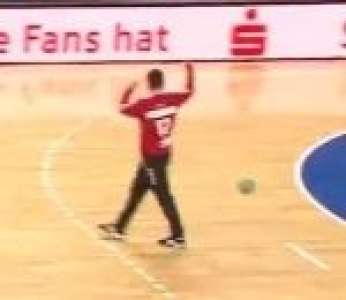 Le gardien de handball Benjamin Buric se prend un but en célébrant un arrêt (Allemagne)