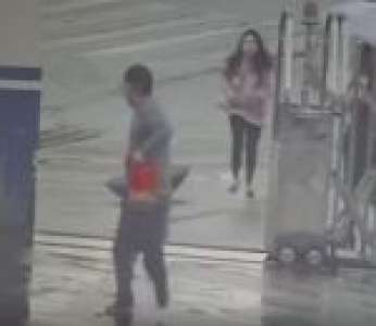 Un voleur à l'arraché s'enfuit dans la mauvaise direction (Chine)