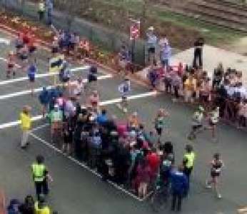 Comment traverser une rue pendant le marathon de Boston (États-Unis)