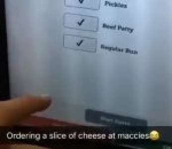 Il commande une seule tranche de fromage à McDonald's