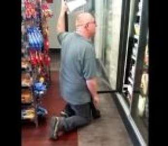 Un homme tape rapidement sur sa machine en faisant l'inventaire de son magasin