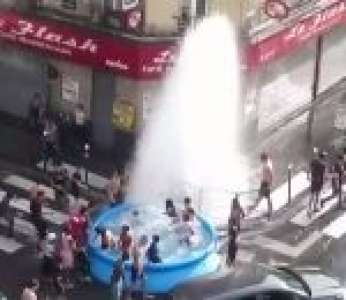 « Street Pooling », des habitants de Pantin remplissent une piscine gonflable avec une bouche d'incendie