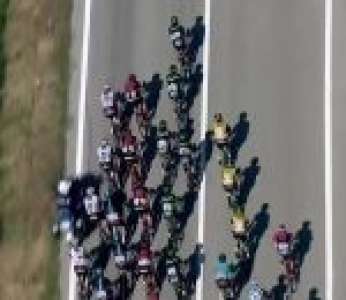 Une moto de la police provoque une chute dans le peloton du Giro (Tour d'Italie)