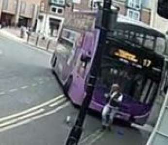 Un homme entre dans un pub après avoir été violemment percuté par un bus à étage (Angleterre)