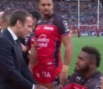 Des joueurs fidjiens s'agenouillent devant Emmanuel Macron avant la finale du Top 14