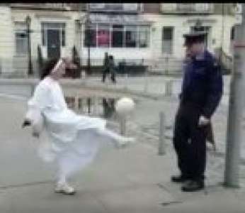 Un policier et une nonne font des jongles avec un ballon (Irlande)