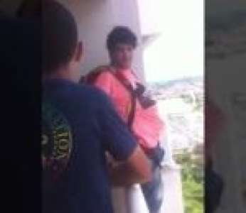 Un homme teste son parachute acheté sur internet en sautant de son balcon