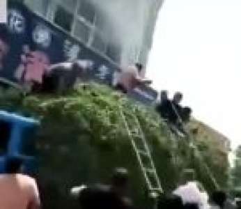Un camion de pois sauve les clients d'un restaurant pendant un incendie (Chine)