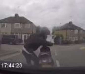Un scooteriste tente une arnaque à l'assurance en se jetant sur le capot d'une voiture
