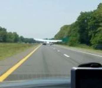 Un automobiliste a filmé un avion Cessna en train d'atterrir sur l'autoroute (Etats-Unis)