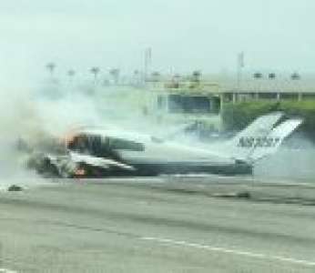 Le crash d'un avion de tourisme Cessna 310 sur une autoroute (États-Unis)