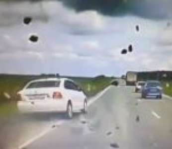 Accident de voiture avec multiples tonneaux pendant un dépassement (Russie)