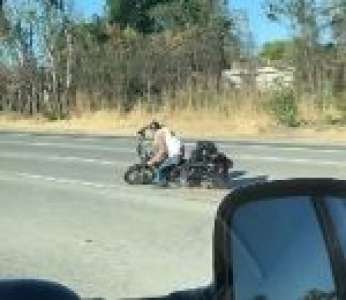 Un motard fait une chute spectaculaire sur une autoroute (États-Unis)