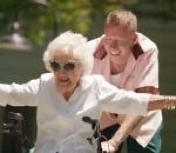 Macklemore offre à sa grand-mère la journée de ses rêves pour ses 100 ans