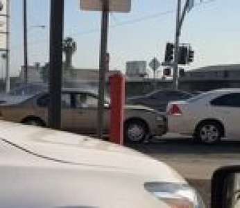 Un automobiliste fou percute plusieurs voitures à une intersection (États-Unis)