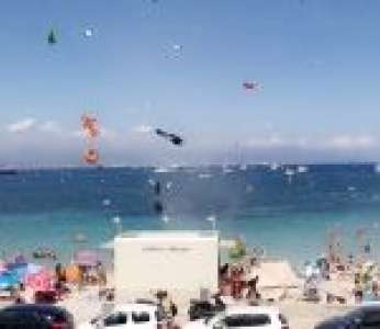 Une mini tornade emporte dans les airs des bouées et des parasols sur une plage d'Antibes