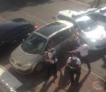 La police tire sur un homme armé d'un couteau qui tente de s'enfuir en voiture (France)