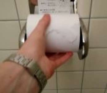 Un porte-papier toilette qui facilite le changement du rouleau