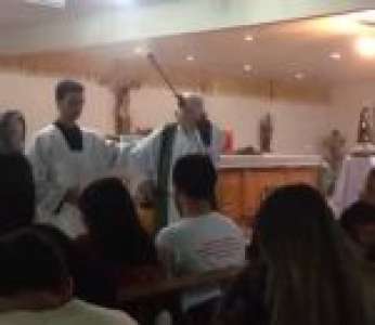 Un prêtre brésilien asperge ses fidèles d'eau bénite avec un pulvérisateur