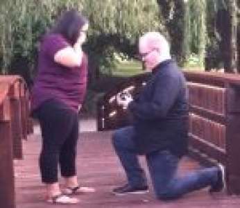 Régis fait sa demande en mariage sur un pont au-dessus d'un étang (États-Unis)