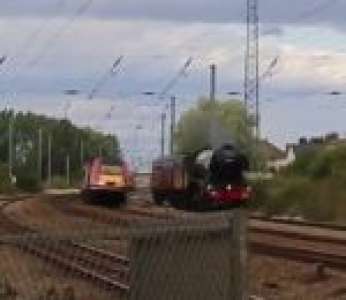 Un train trolle des spectateurs lors du passage de la locomotive Flying Scotsman (Angleterre)