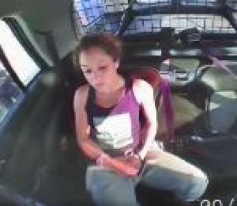 Une femme arretée et menottée prend la fuite au volant d'une voiture de police (États-Unis)
