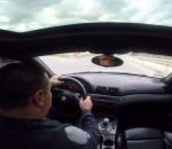 Un automobiliste s'amuse à rouler vite entre les voitures avec sa BMW M3