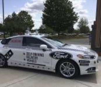 Domino's Pizza et Ford testent la livraison de pizza avec une voiture autonome (États-Unis)