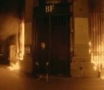 L'artiste russe Piotr Pavlenski met le feu à la Banque de France (Paris)