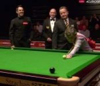 Le champion de snooker Ronnie O'Sullivan laisse jouer une étrange spectatrice (Open d'Angleterre)