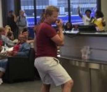 Un voyageur prend le micro d'une hôtesse et chante « No Diggity » dans un aéroport (États-Unis)