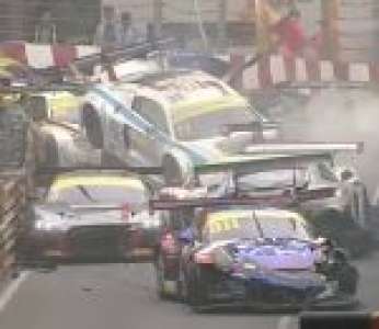 Une erreur de pilotage provoque un énorme carambolage au FIA GT World Cup de Macao