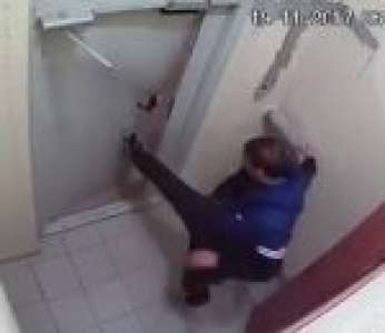 Un homme ivre se bat pendant des heures contre une porte coincée dans un immeuble (Russie)