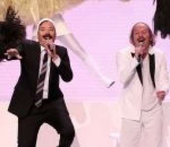 Philippe Katerine chante « Moustache » avec Jimmy Fallon au Tonight Show