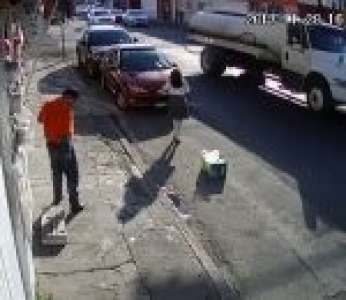 Un câble téléphonique emporté par un camion frappe le cou d'une fille (Mexique)